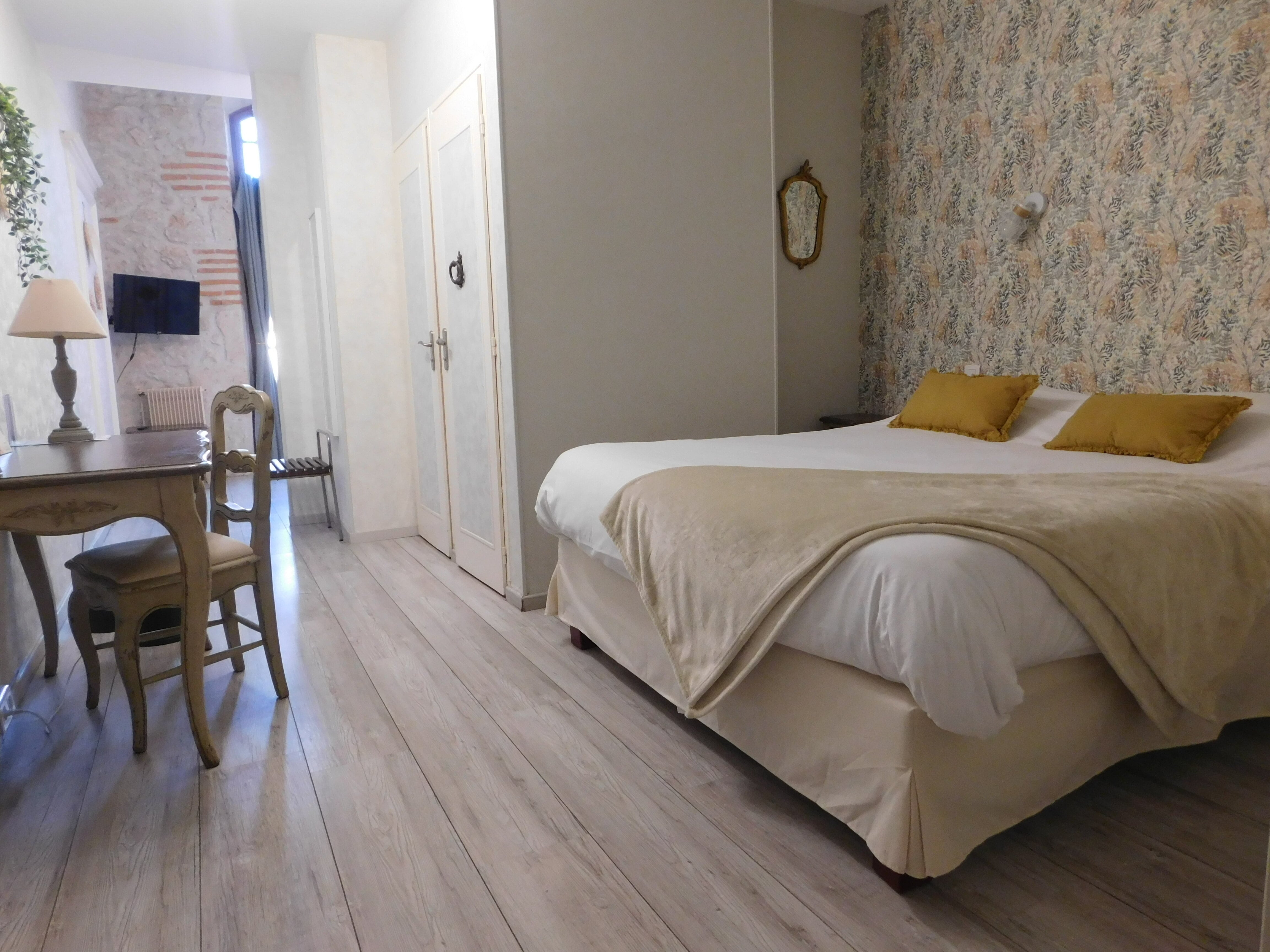 HOTEL LE PRINCE NOIR 7/57