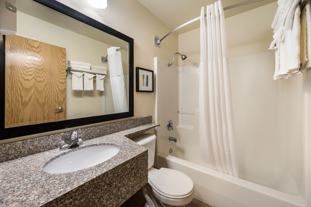 Quality Inn and Suites near NAS Fallon 9/30