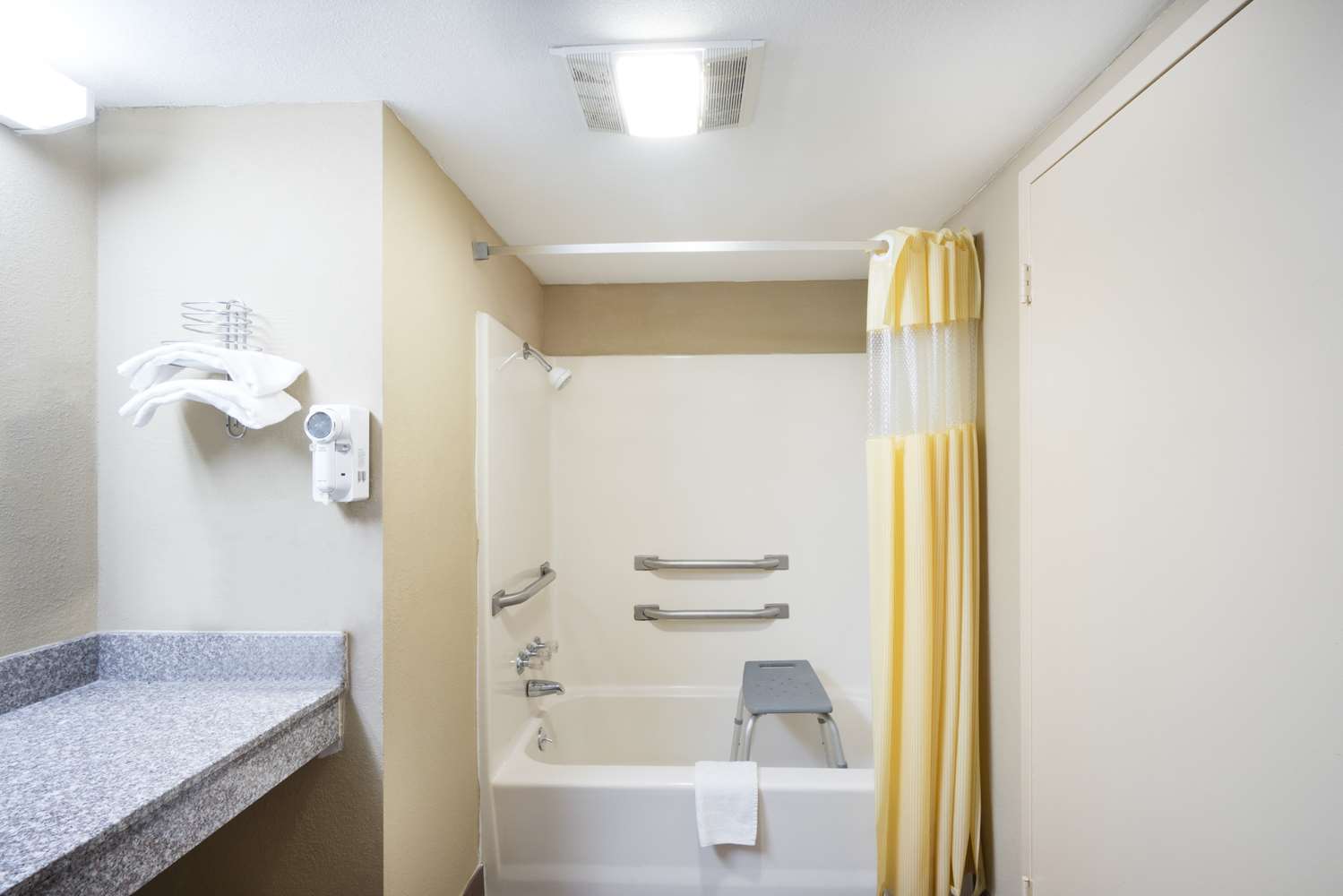 Days Inn By Wyndham Hurricane Mills 23/23