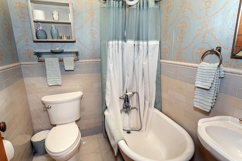 South Broadway Manor Bed and Breakfast 70/72