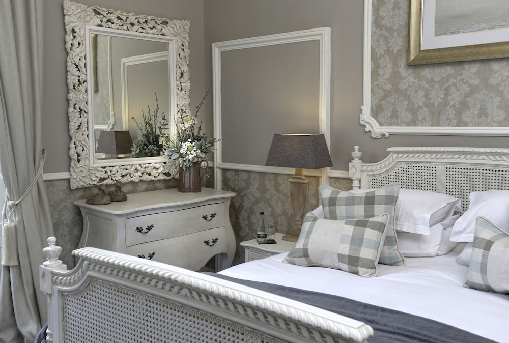 Falcon Manor Hotel 48/49