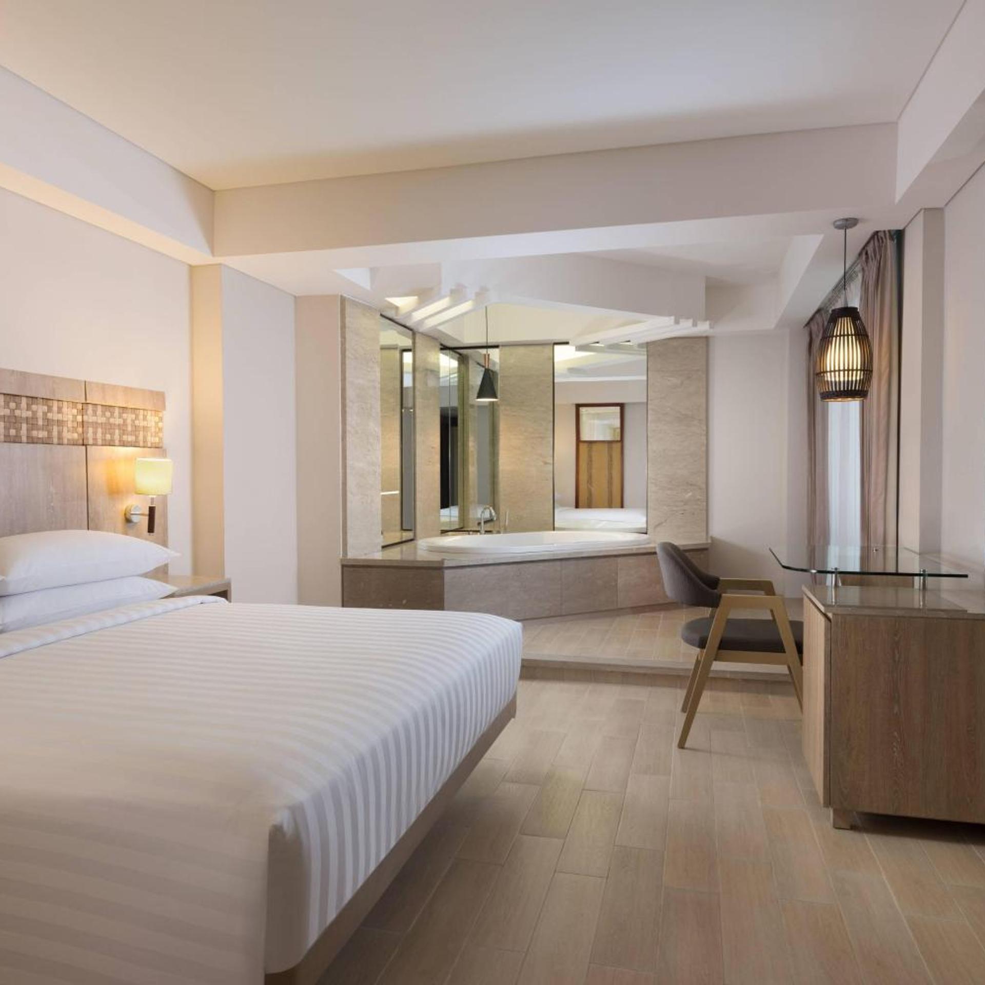 1 Bedroom, Junior Suite, King Bed, Pool View