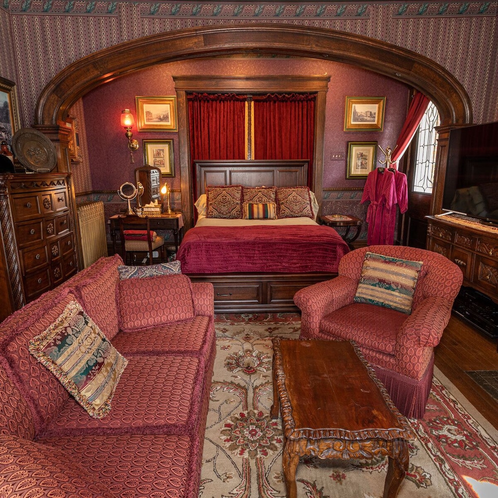 South Broadway Manor Bed and Breakfast 51/72