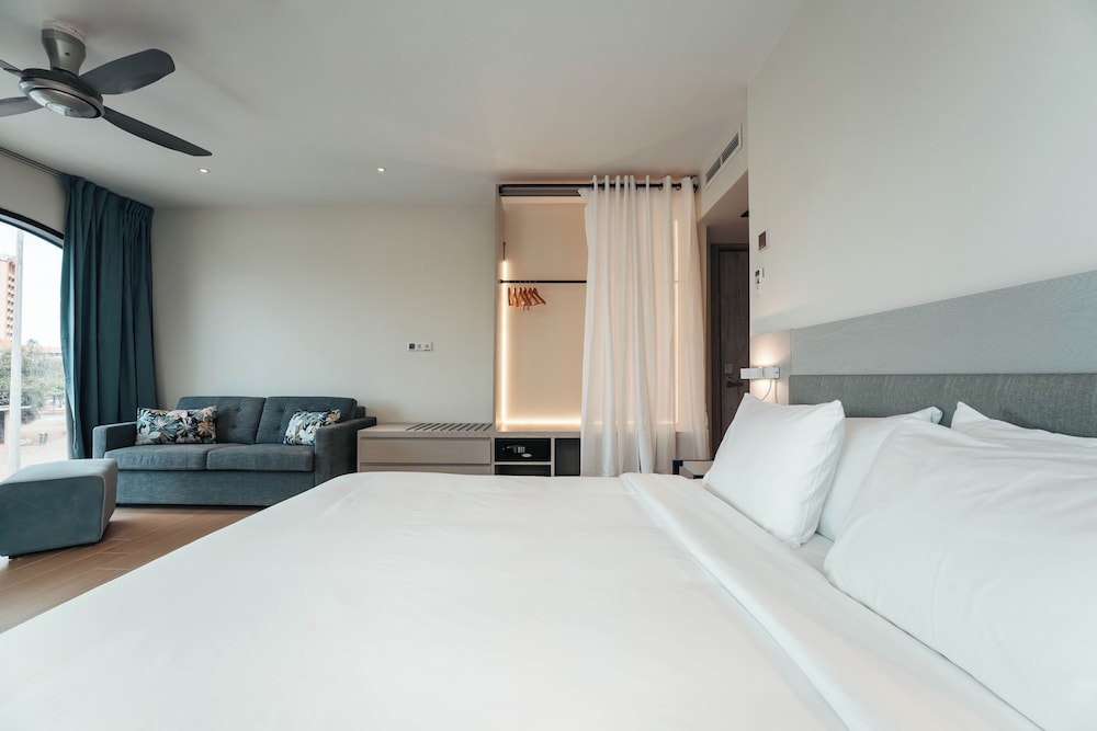 Junior Suite, Studio, King Bed, City View, Sofa