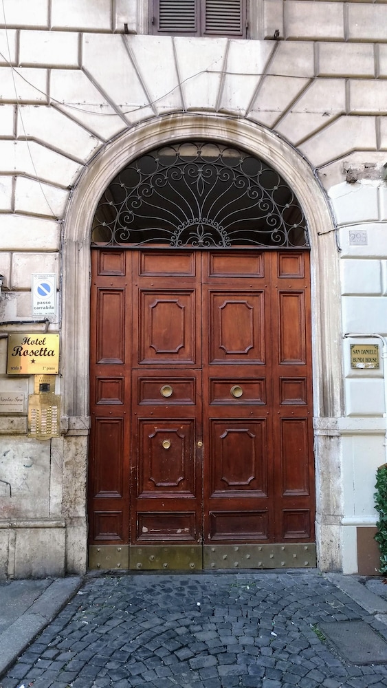 Nicolas Inn 3/50