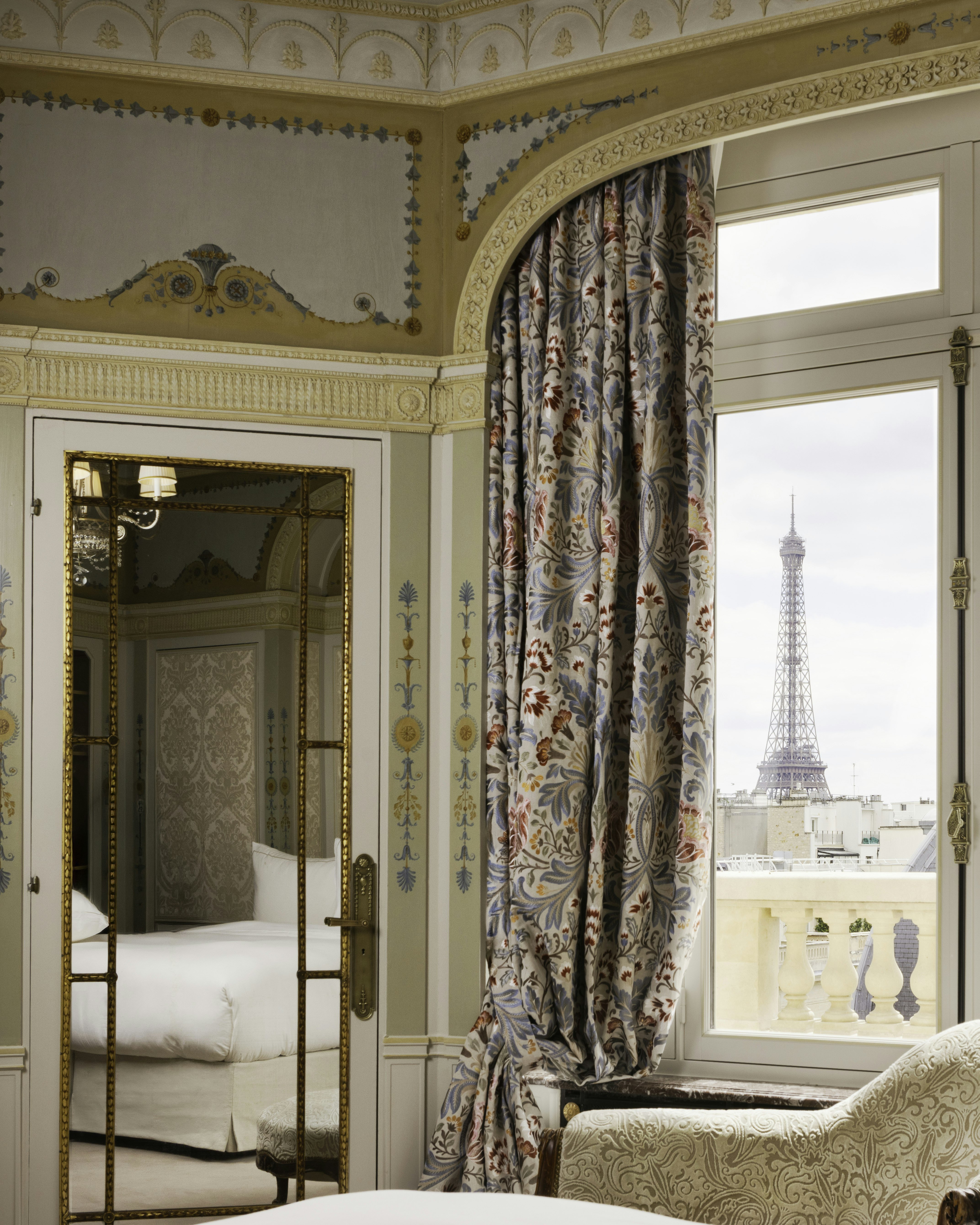HOTEL RAPHAEL 11/80