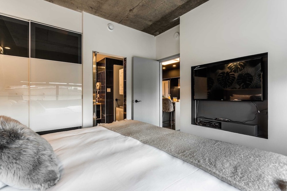 Pierce Boutique Apartments 14/73