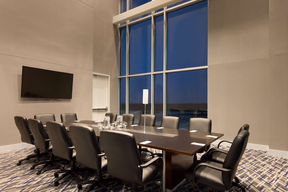 Embassy Suites by Hilton Kansas City Olathe 48/54