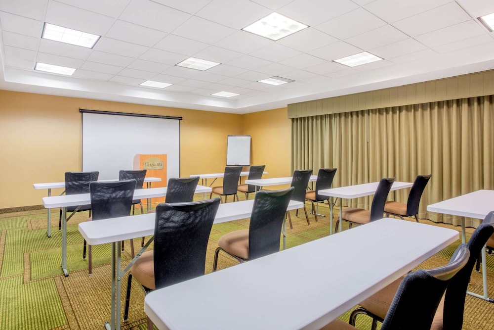 La Quinta Inn & Suites by Wyndham Greensboro NC 48/55
