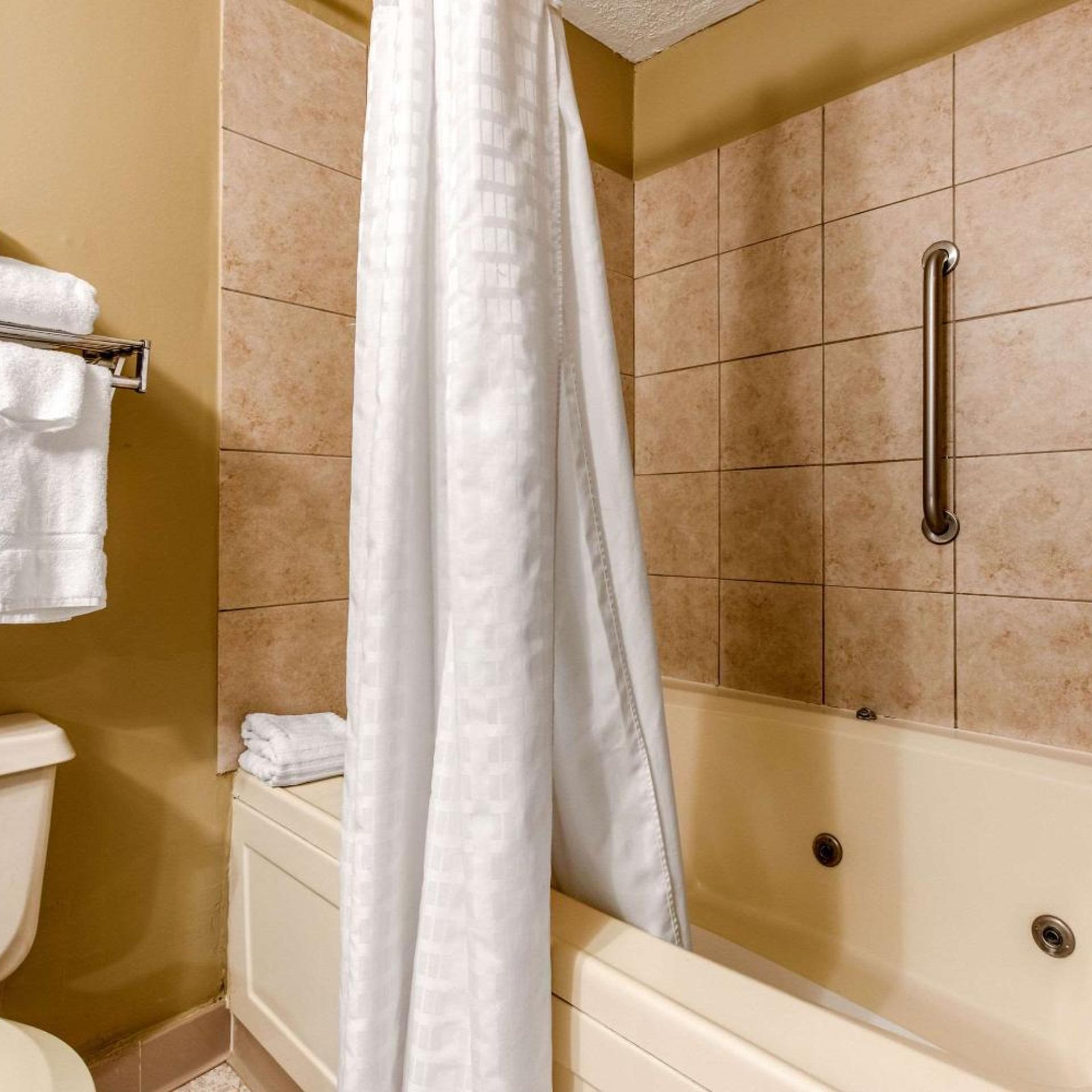 جناح بسرير كينج مع أريكة بحوض جاكوزي، Quality Inn & Suites New Castle 6/6