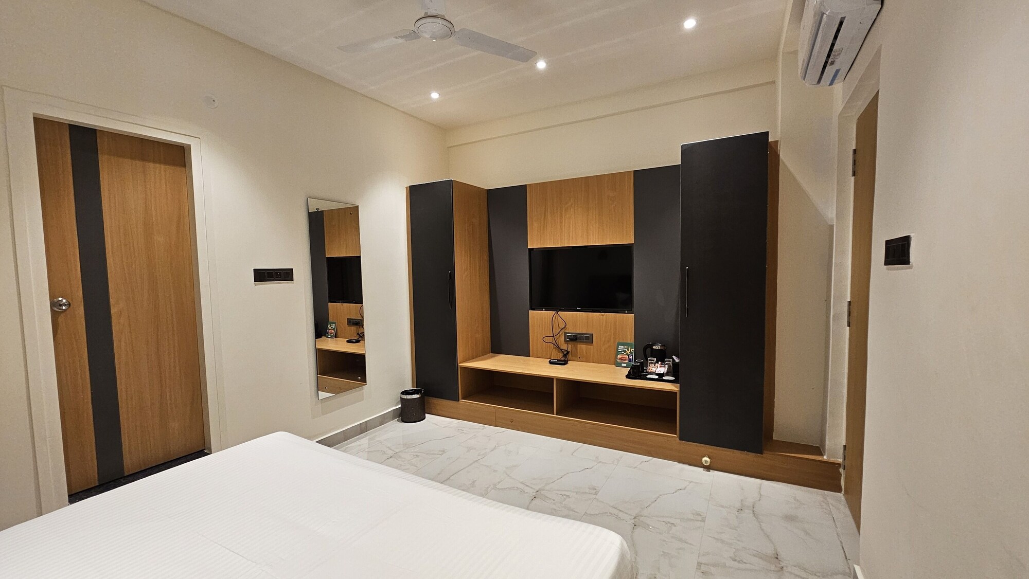 EXECUTIVE, SUITE