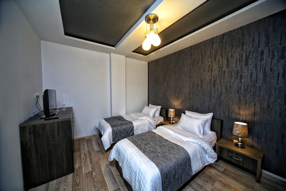 Continental Hotel 14/34