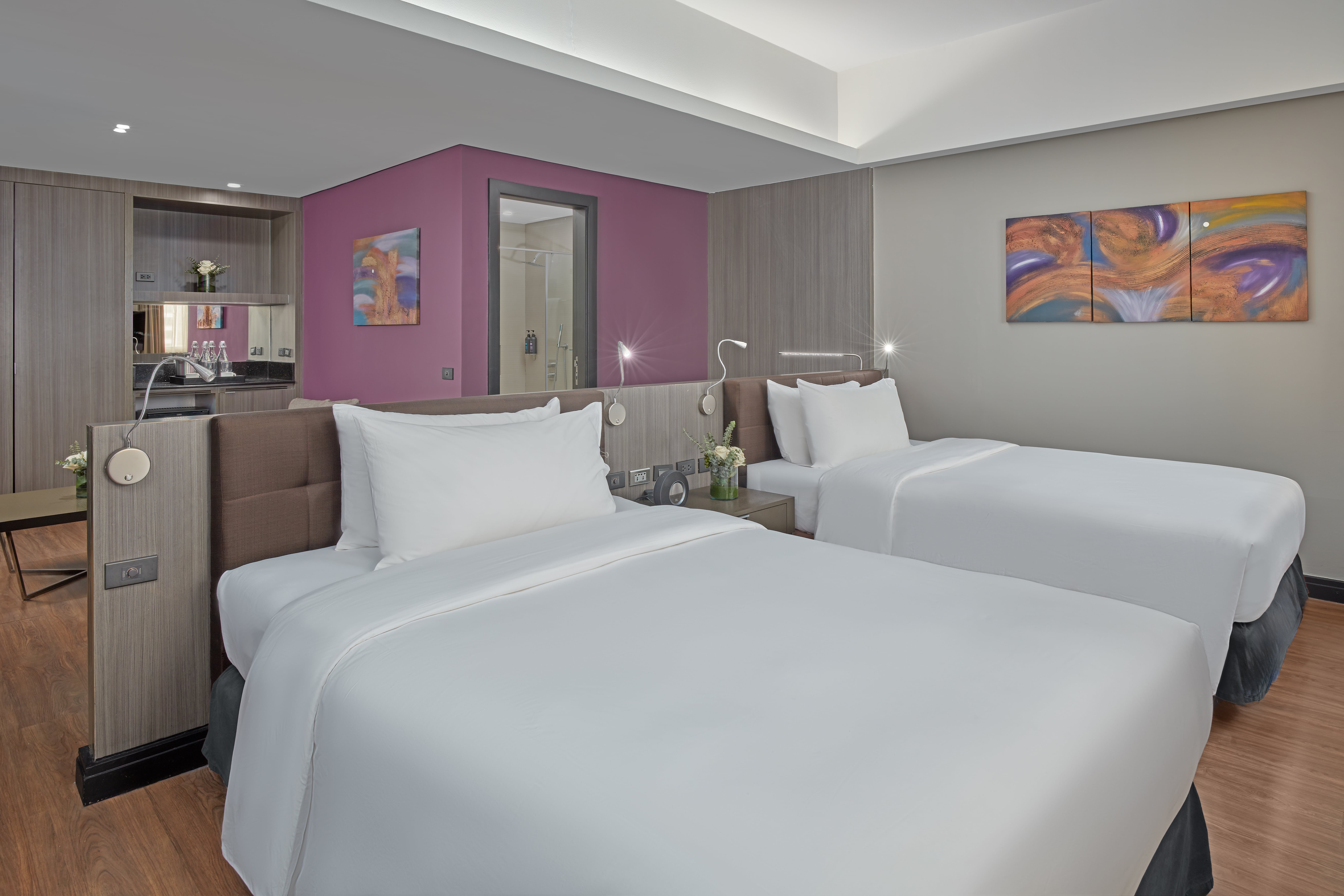غرفة بسريرين منفصلين بإطلالة على المدينة، F1 Hotel Manila BGC 2/4