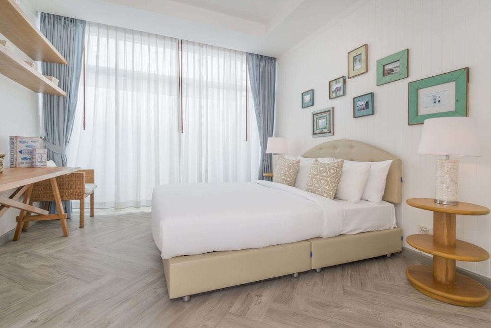 4 Bedrooms, Pool, Villa, King Bed, 3 Queen Beds, Beach Front، Tolani Le Bayburi Villas Pranburi 3/10