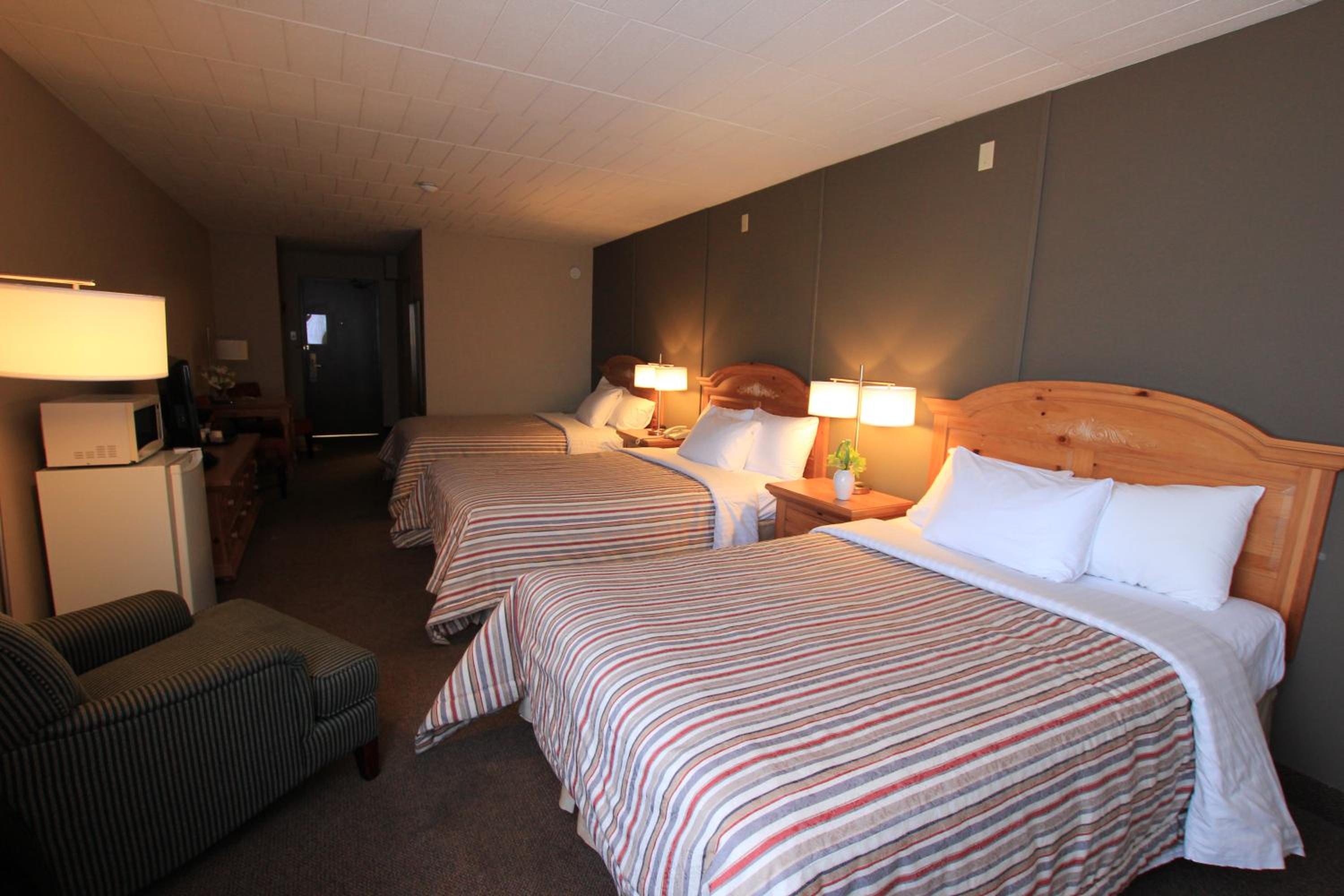 غرفة قياسية ثلاثية بسرير مزدوج، Confederation Place Hotel 3/7