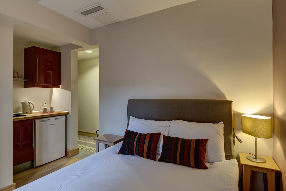 No 11 Hotel & Apartments 6/43