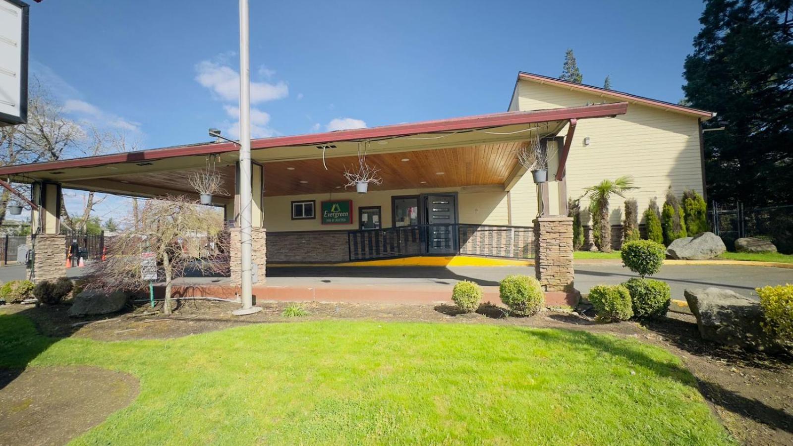 Evergreen Inn Suites Portland 44/48
