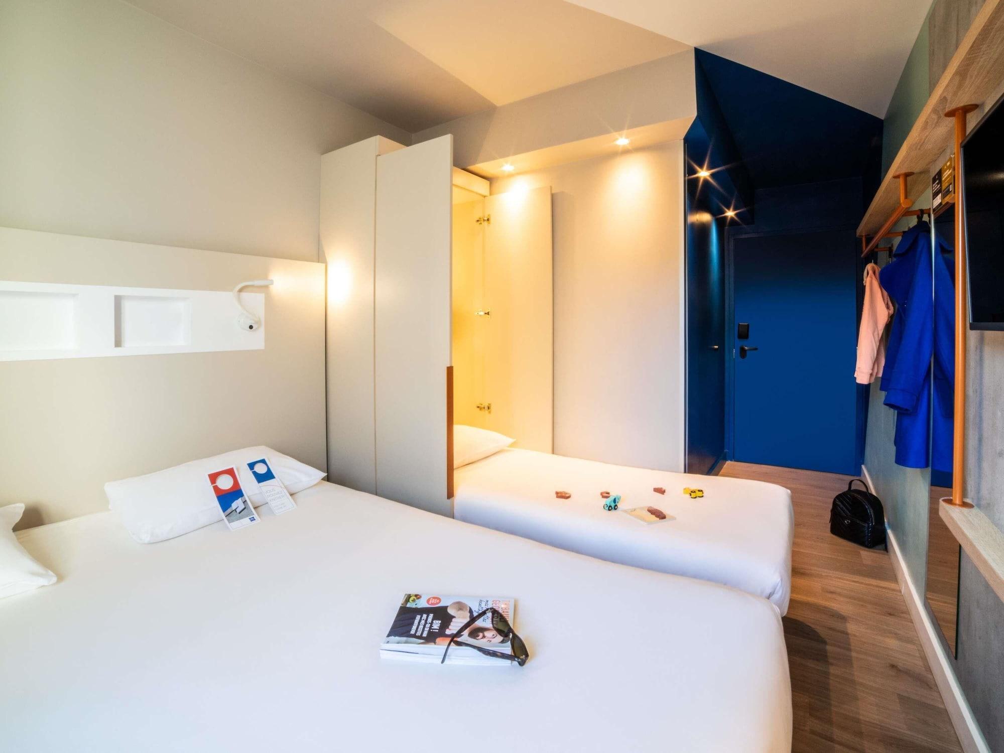 Room, Triple, Multiple Beds