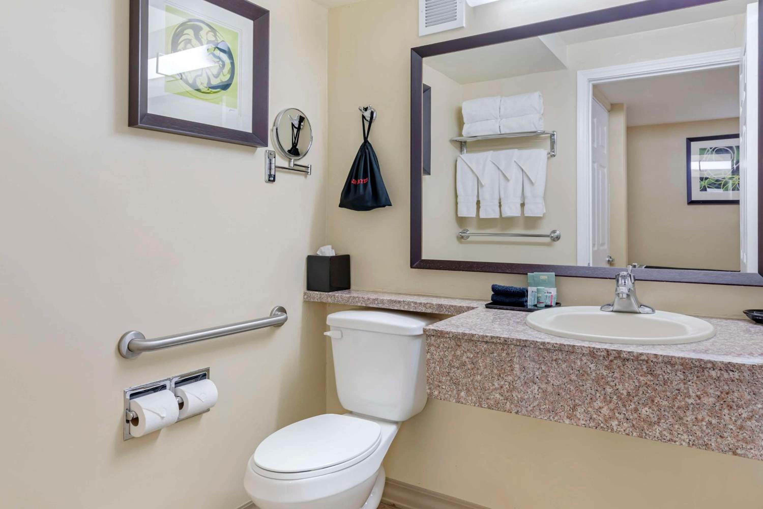 غرفة بسرير كينج بحوض استحمام لذوي الإعاقة، Best Western Canoga Park Motor Inn 5/5