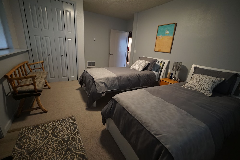 MapleRidge House: A BnB For All Seasons 7/50