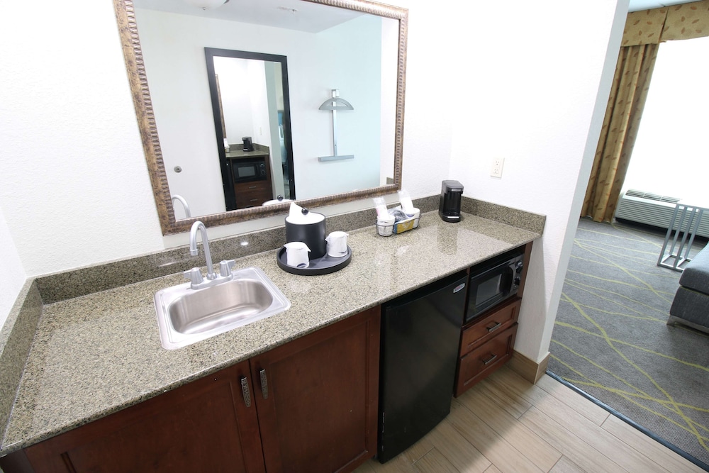 Hampton Inn Suites Palm Coast 64/72
