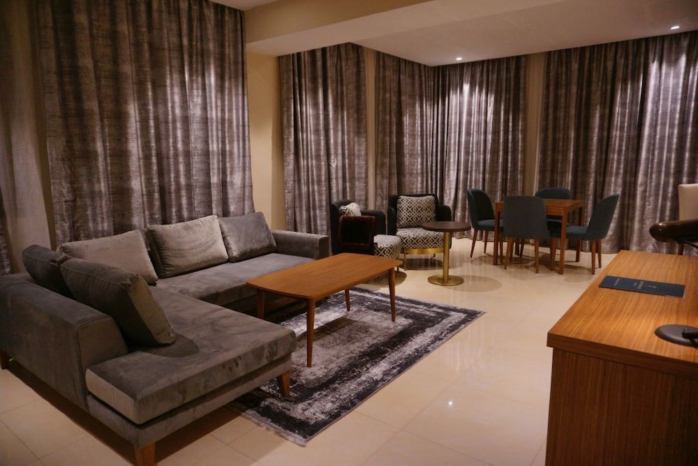 Lynatel Palace 30/37
