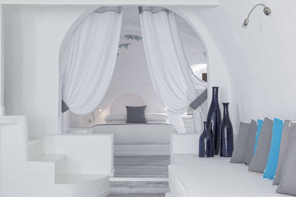 Junior Suite, Queen Bed, Caldera View, Sofa