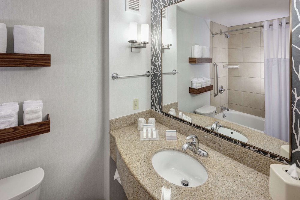Hilton Garden Inn Lake Forest Mettawa 12/46