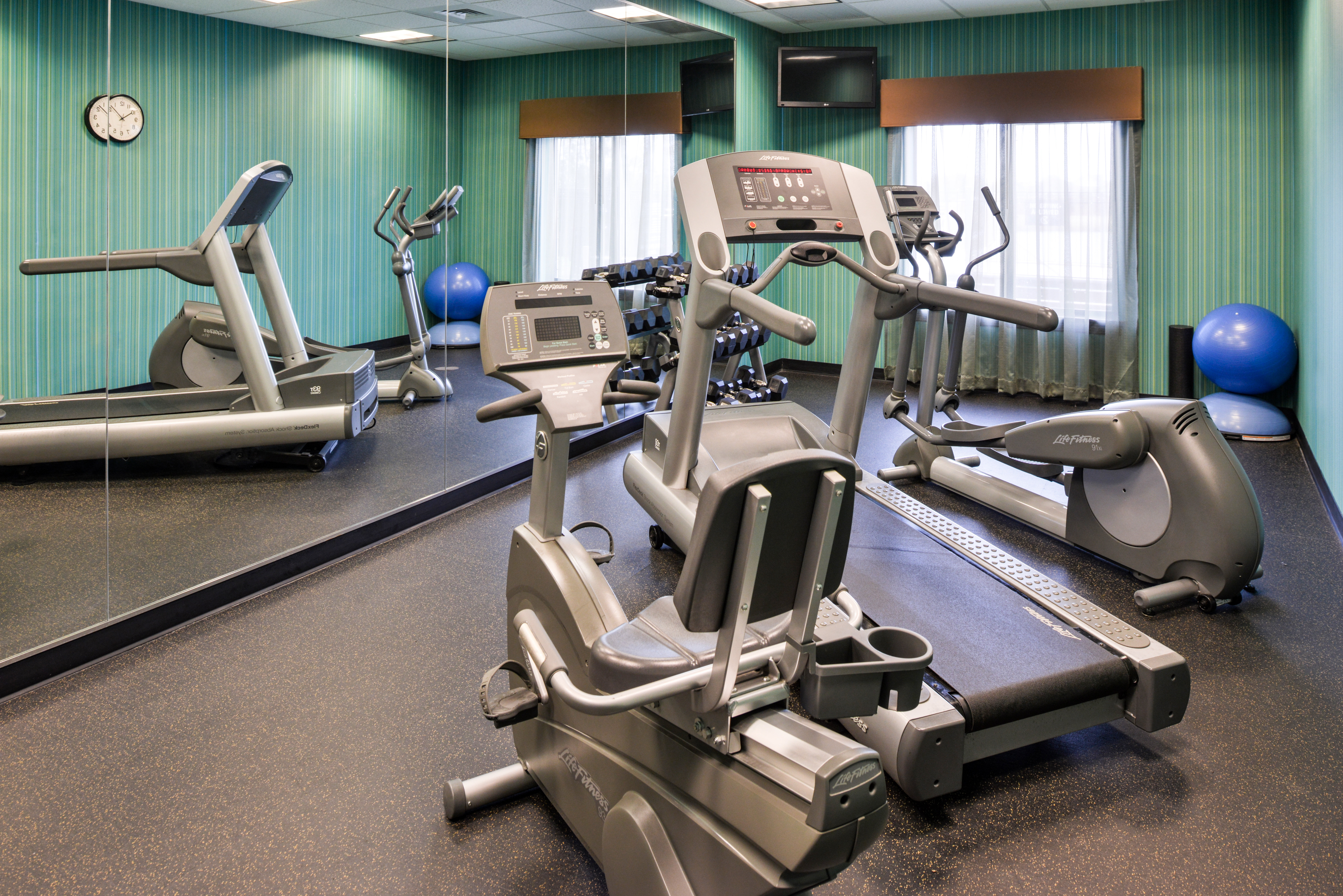 Holiday Inn Express Hotel & Suites Wichita Falls 35/52