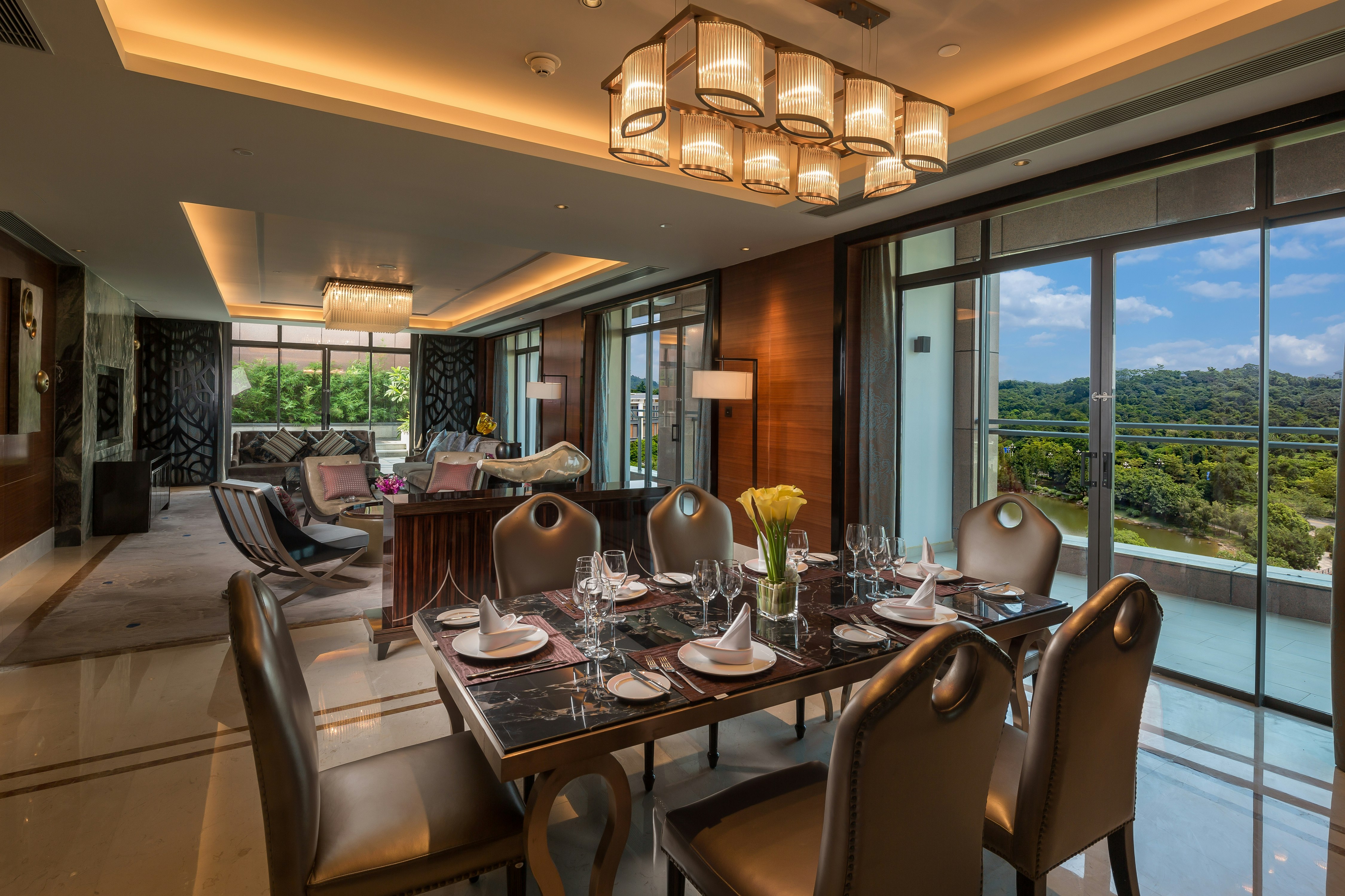 PRESIDENTIAL, SUITE