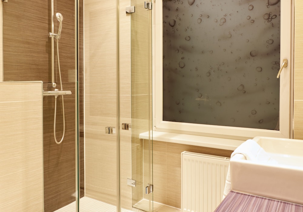 STANDARD, TWIN BEDS, PRIVATE BATHROOM