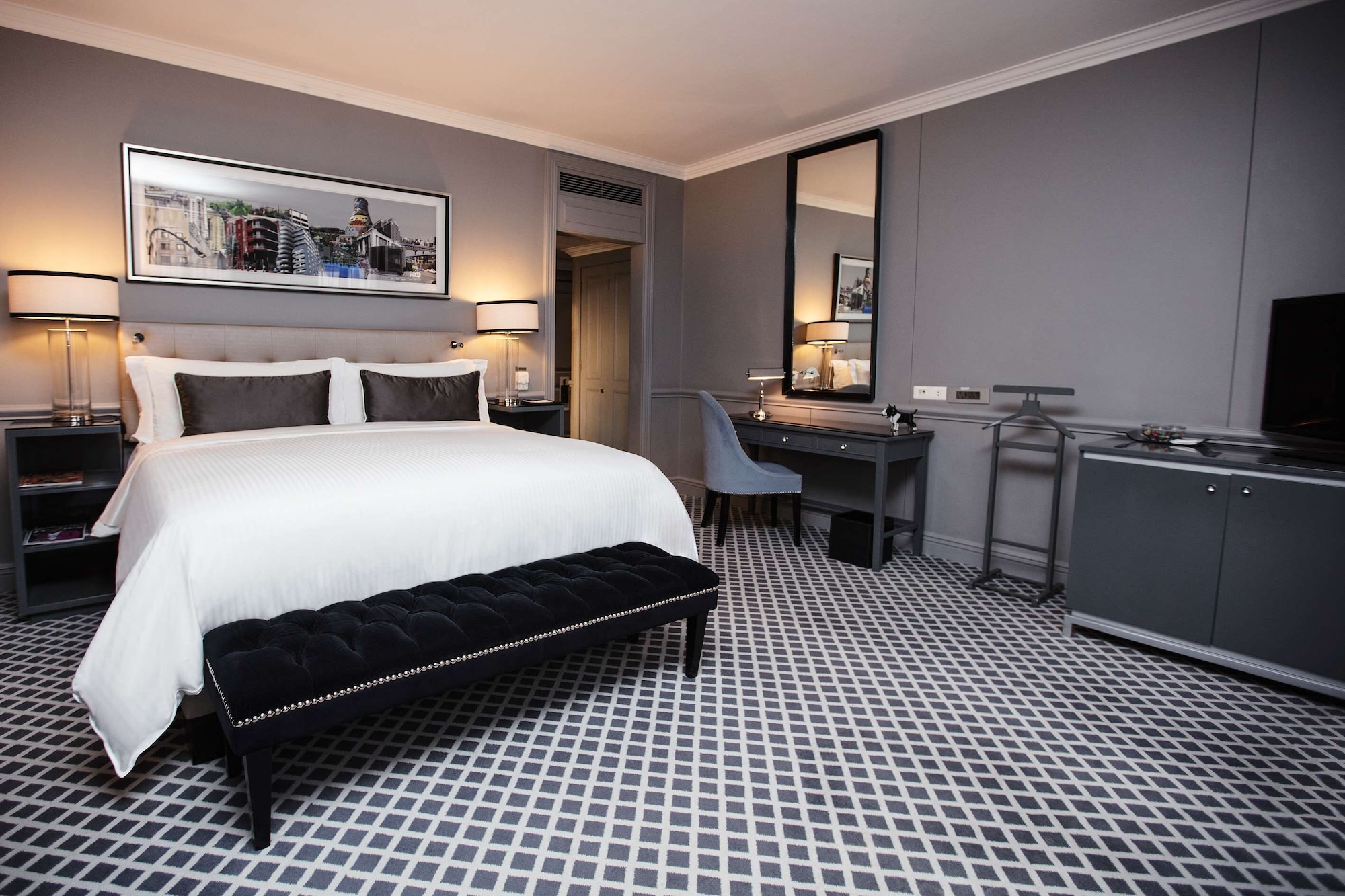 DELUXE, KING BED