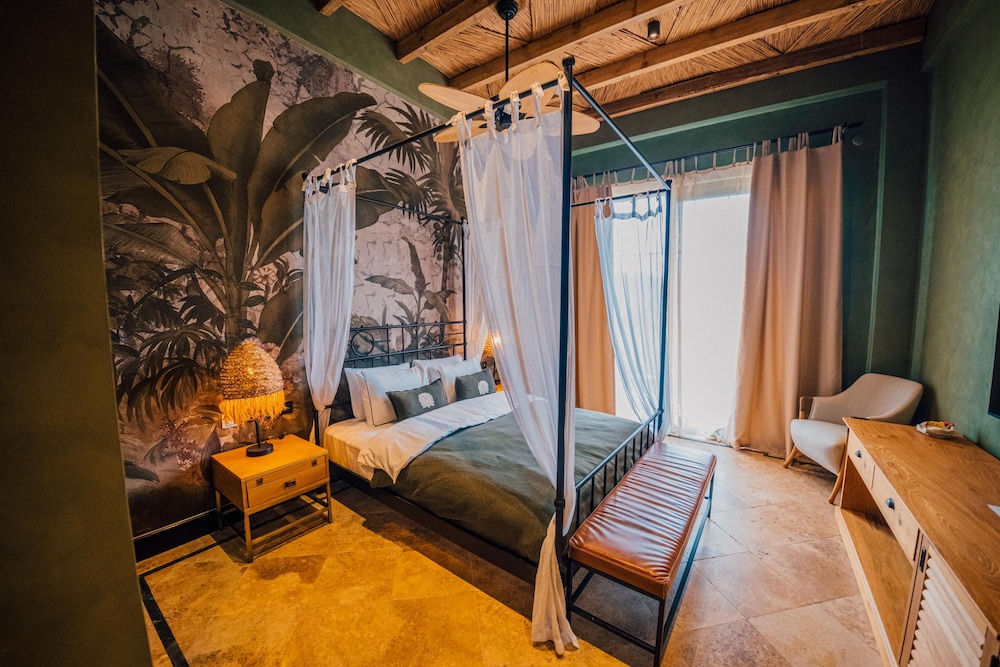 The Remote Hotel 2/44