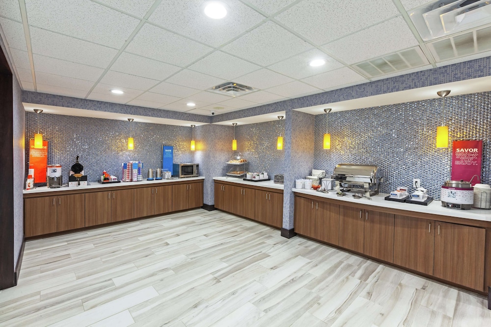 Hampton Inn and Suites Houston-Bush Intercontinental Airport 8/30