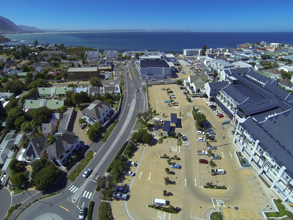 Whale Coast Hotel 64/71