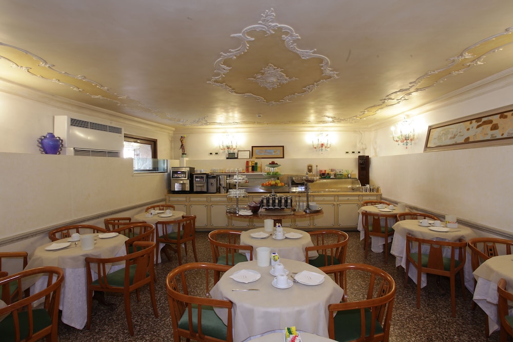 San Moise Hotel 59/70