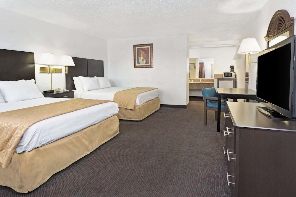 Days Inn & Suites by Wyndham Santa Rosa 11/30