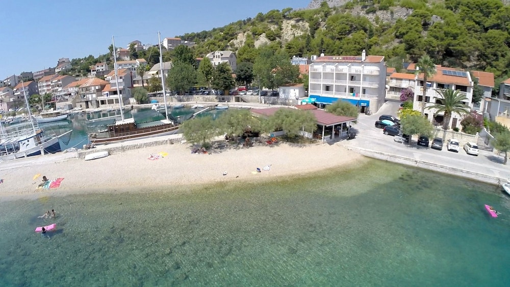 Hotel Krilo 67/71