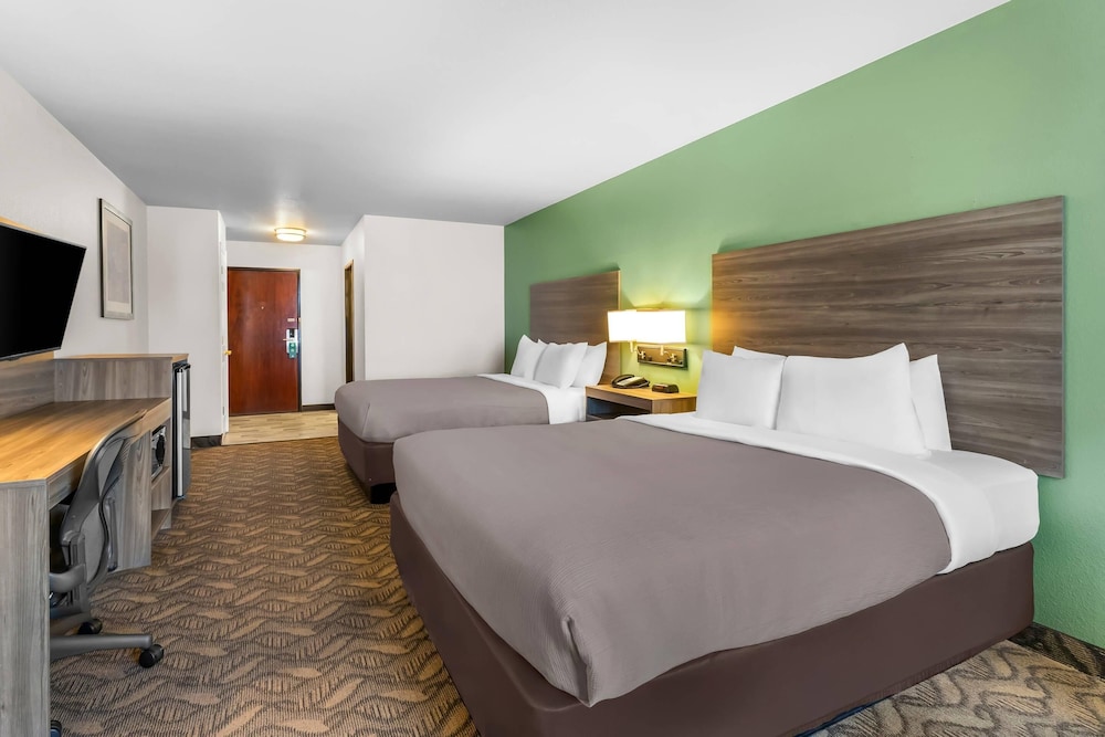 غرفة قياسية بسريرين كوين، Quality Inn and Suites Airport West 3/10