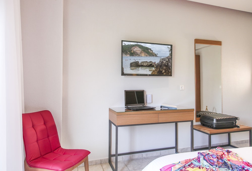 Royal Hotel and Suites 38/49