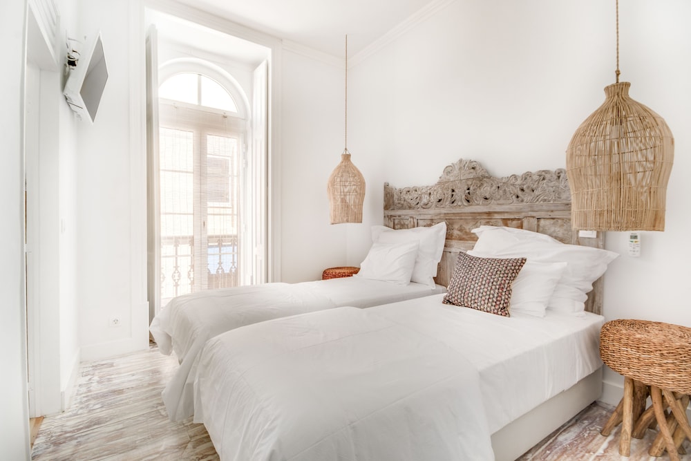 ROOM, DOUBLE OR TWIN BED