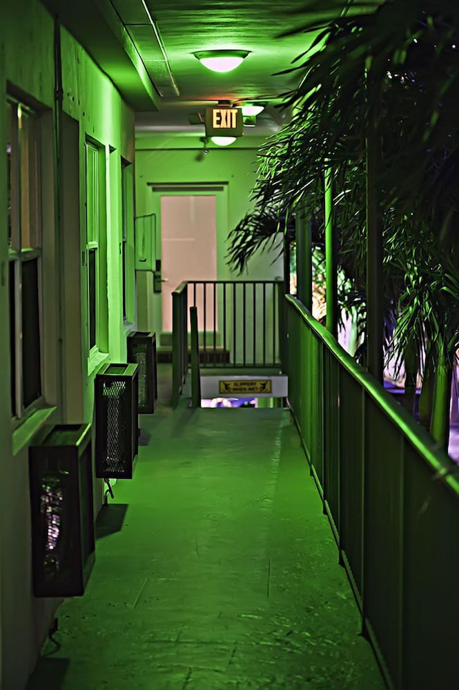 SUITES ON SOUTH BEACH 61/65