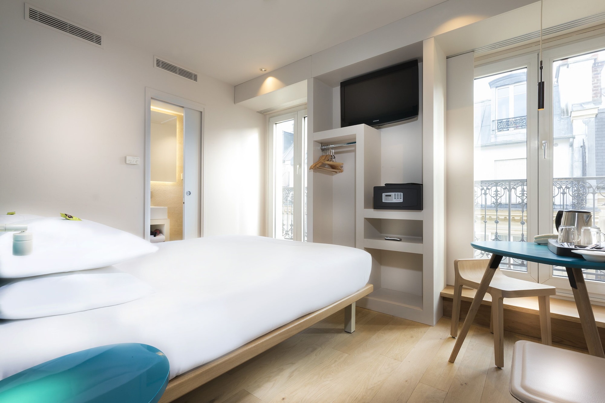 SUPERIOR, DOUBLE BED, STREET VIEW