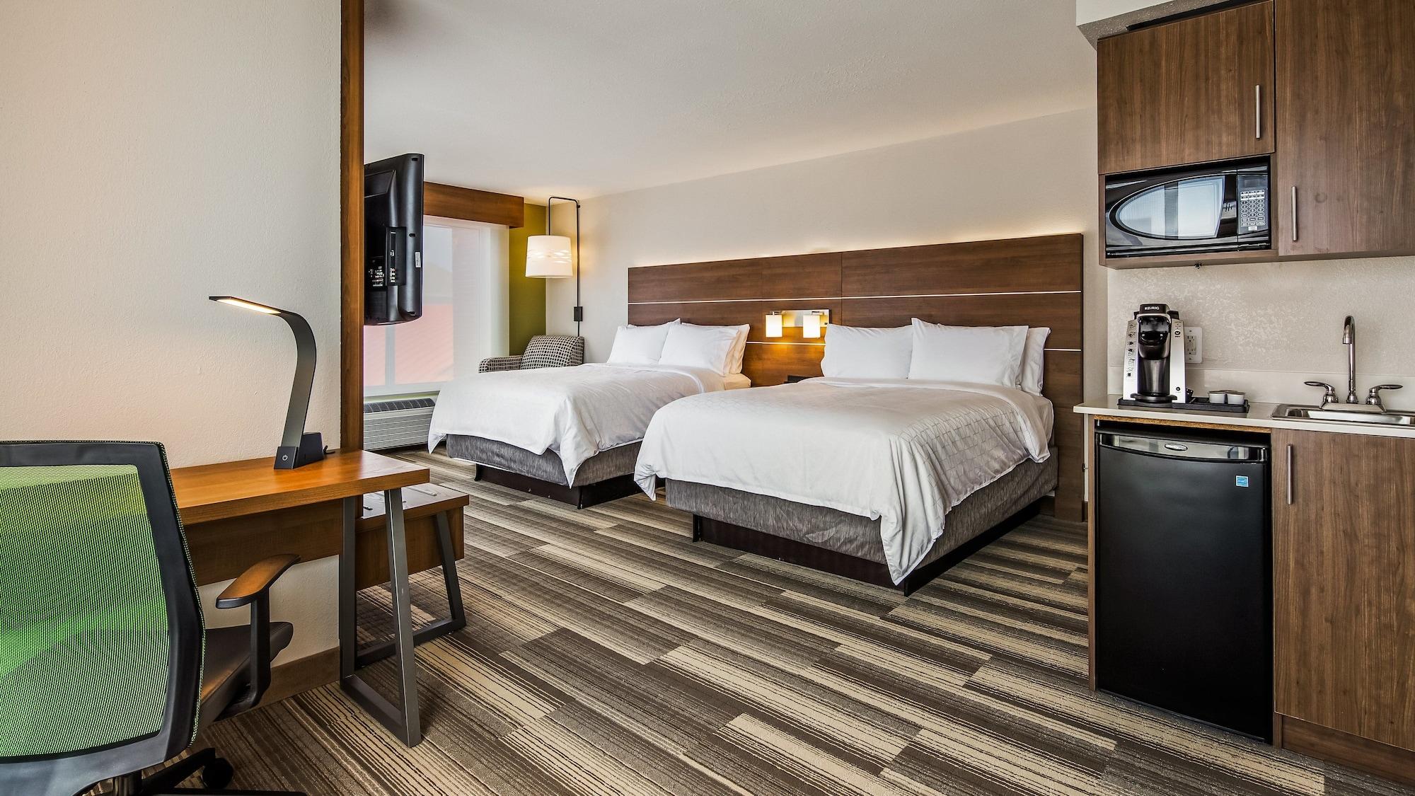 Suite, Multiple Beds, Extra Floor Space