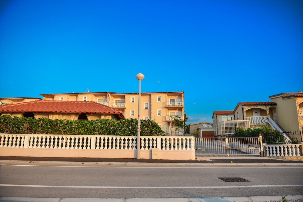 Sunset Apartments 16/18