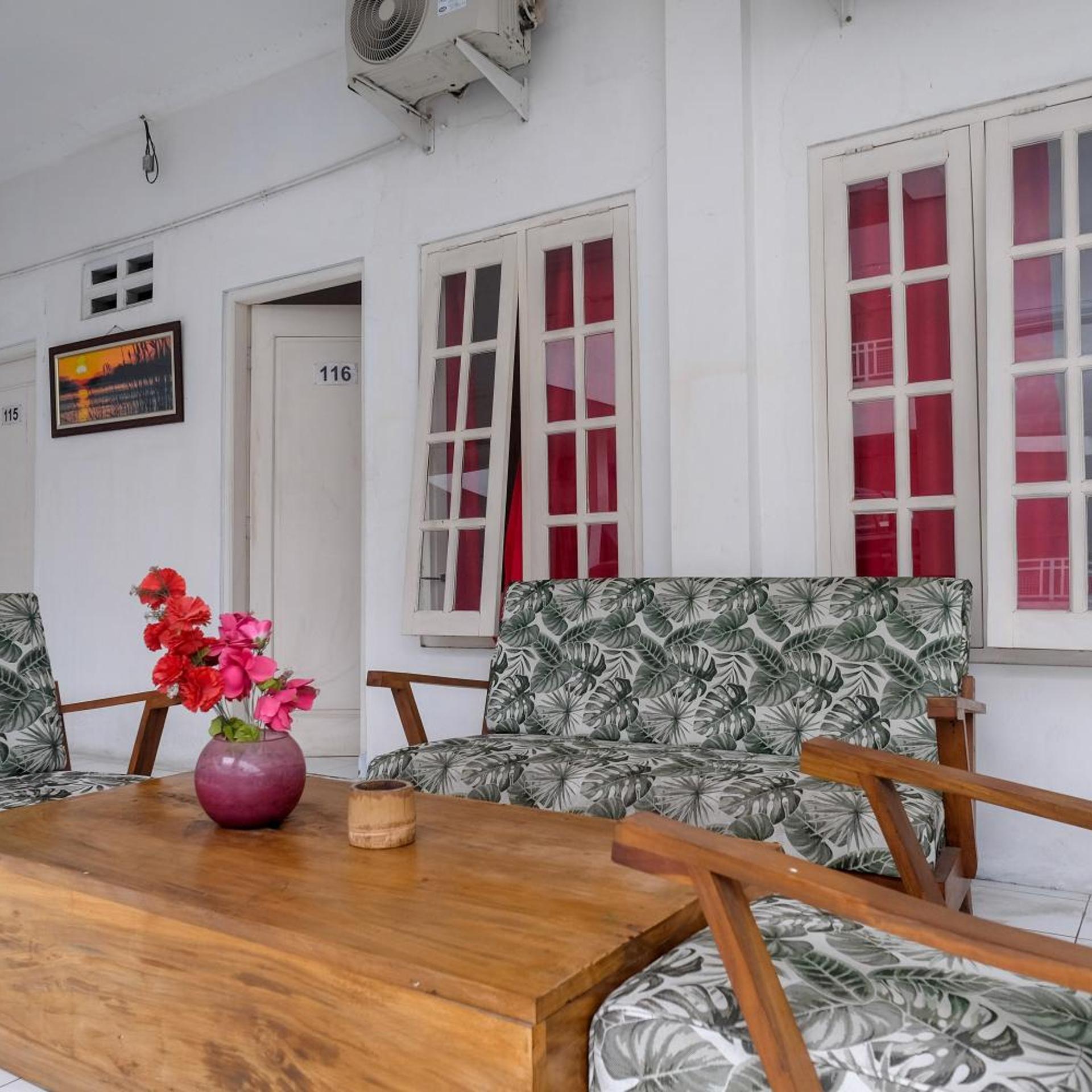 RedDoorz Plus near UMS Solo 45/50