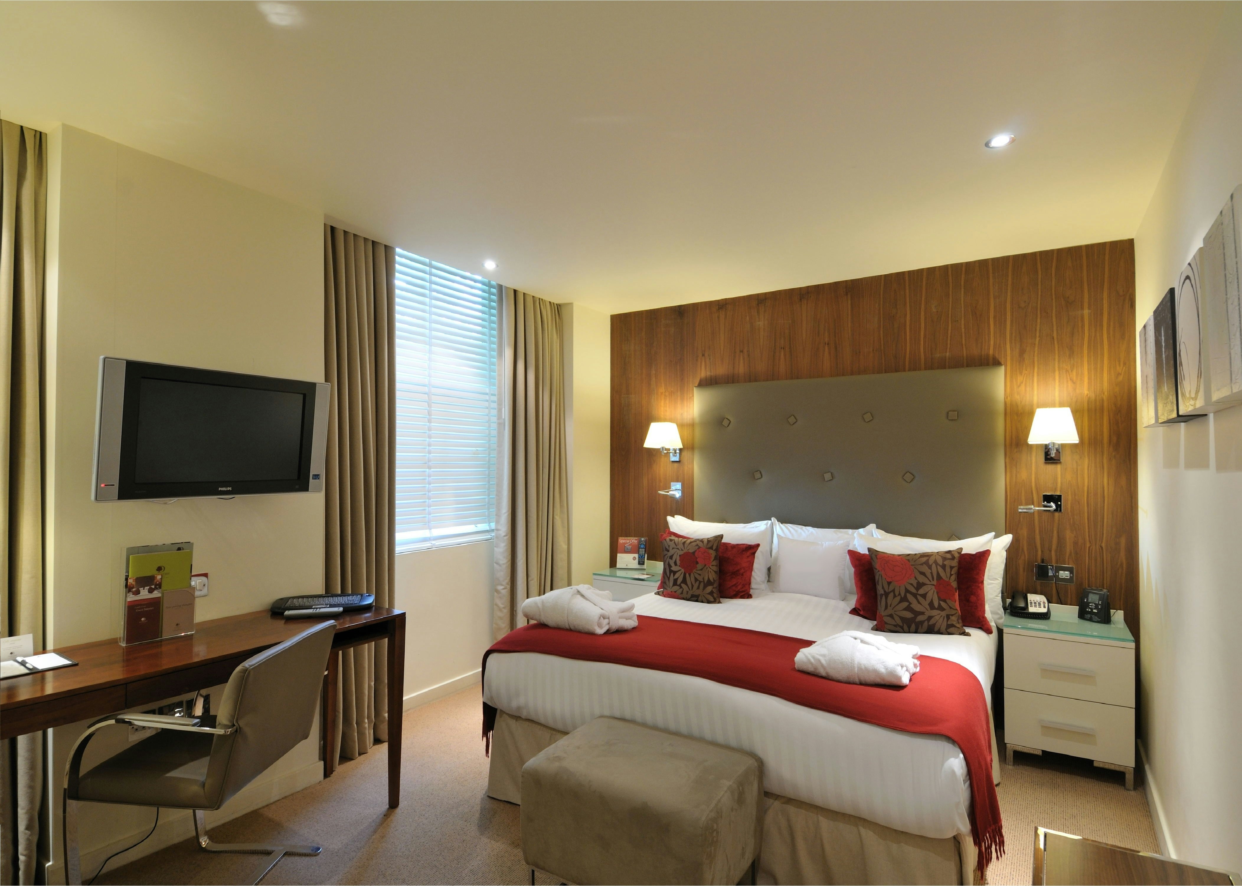 SUPERIOR, QUEEN BED
