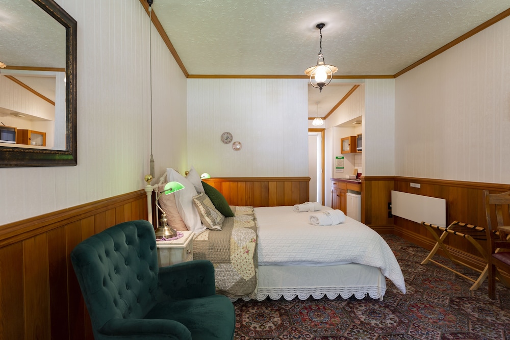 Settlers Cottage Motel 25/64