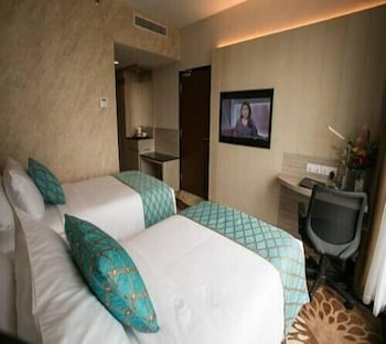 V8 Hotel 16/34