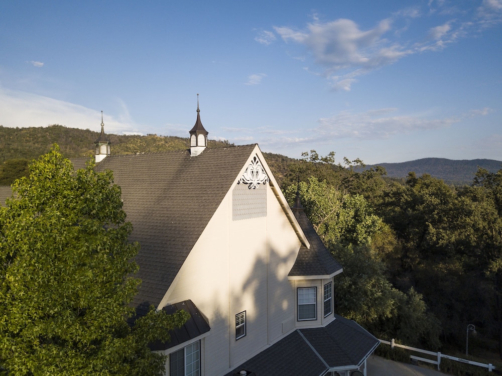 Hounds Tooth Inn 4/50